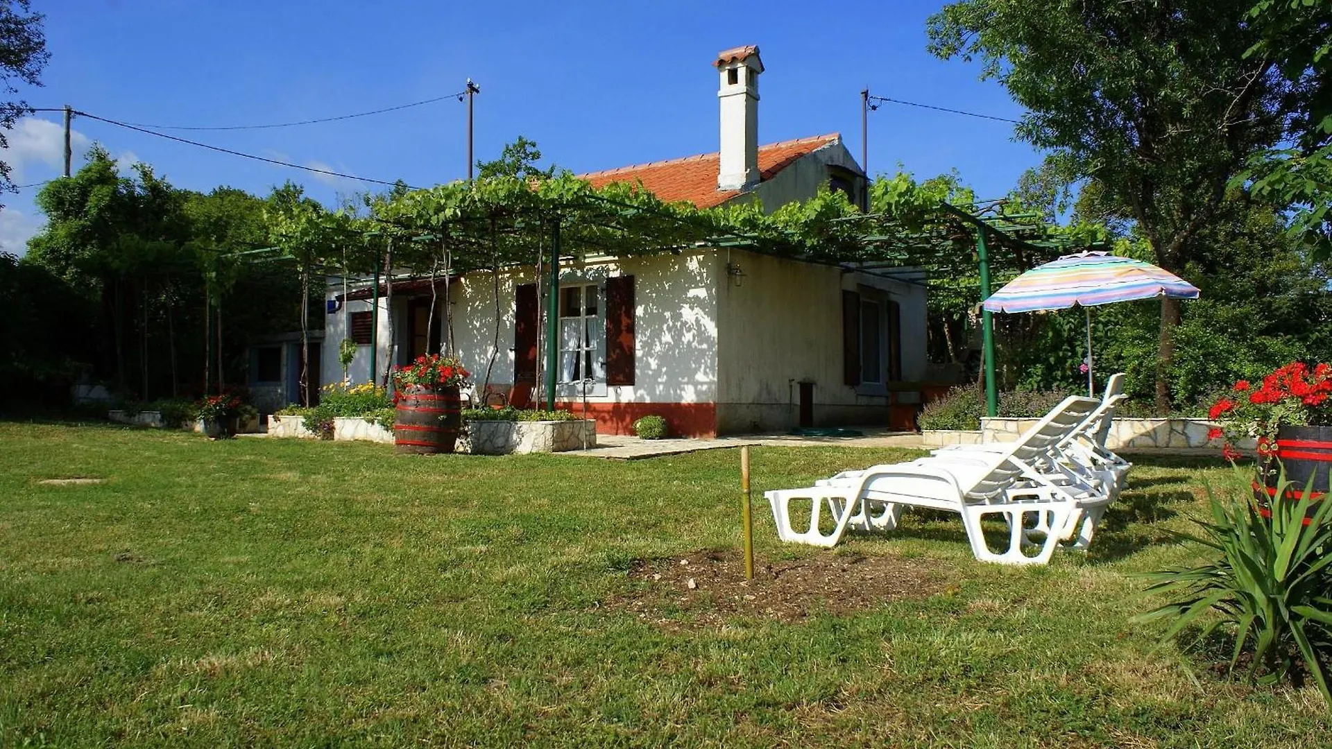Freistehendes Haus Violeta Mit Weitlaeufigen Garten Raša Ferienhaus