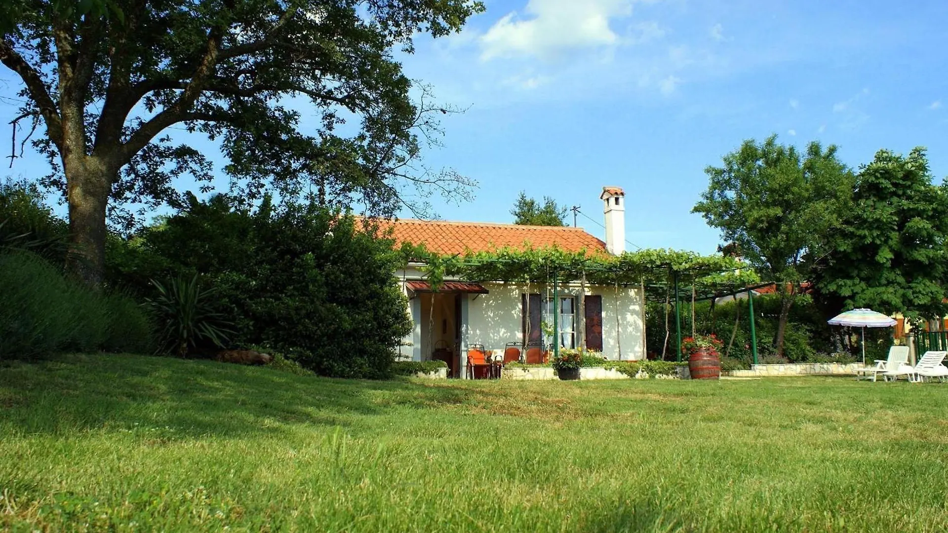 Freistehendes Haus Violeta Mit Weitlaeufigen Garten Rasa Holiday home
