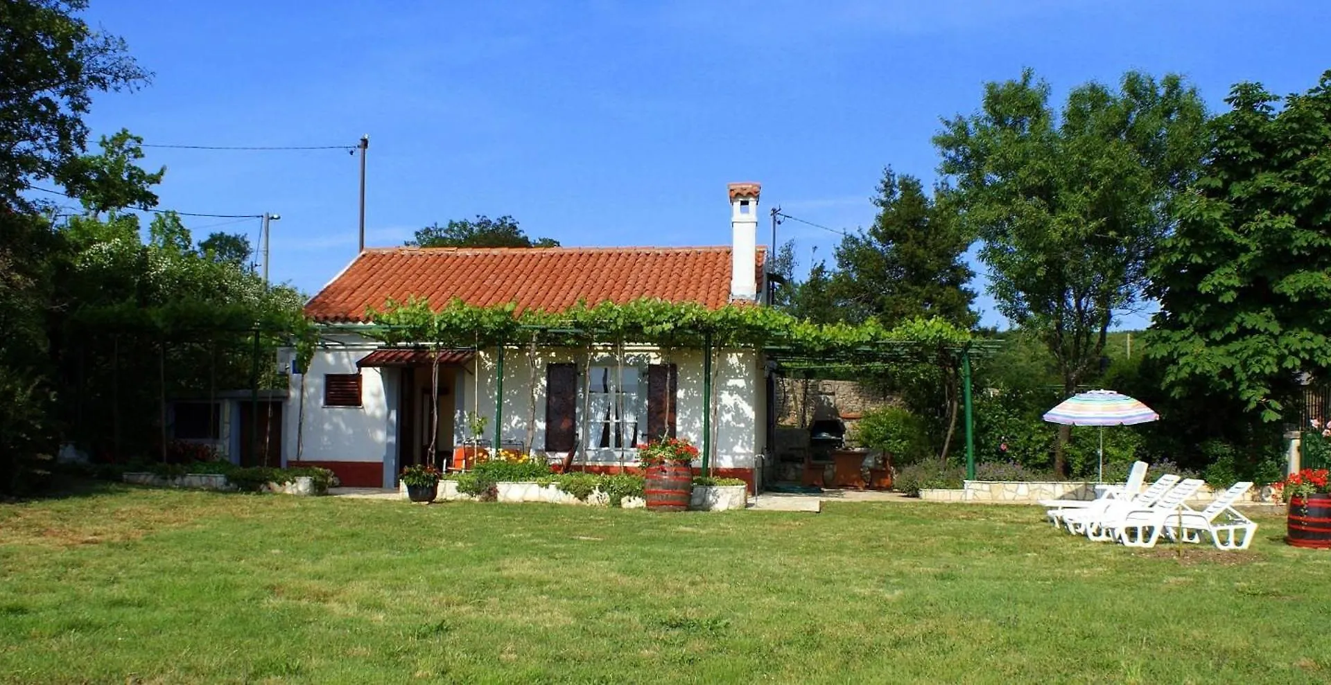 Freistehendes Haus Violeta Mit Weitlaeufigen Garten Rasa