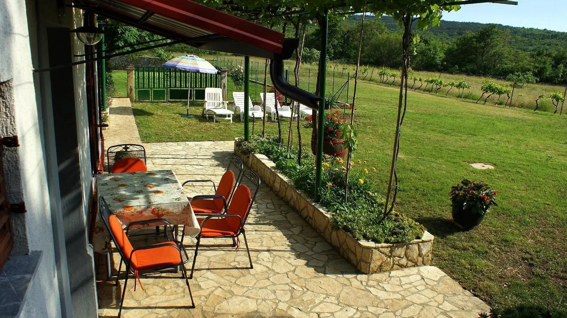 Freistehendes Haus Violeta Mit Weitlaeufigen Garten Rasa