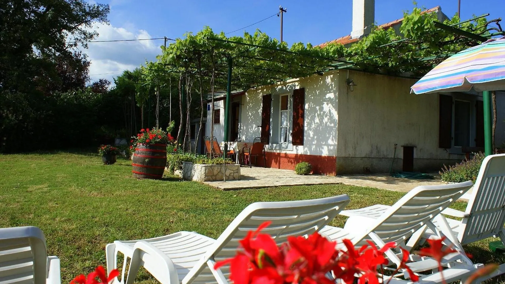Holiday home Freistehendes Haus Violeta Mit Weitlaeufigen Garten Rasa