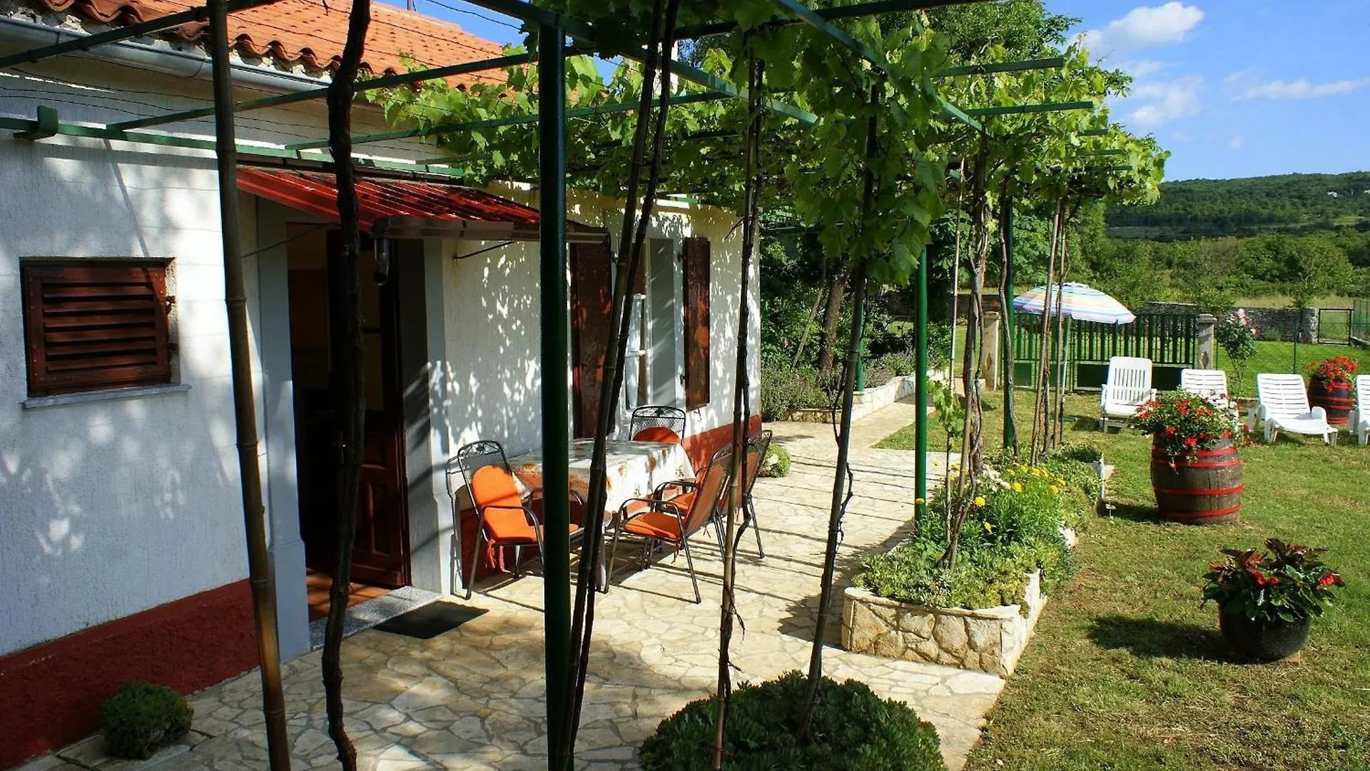 Freistehendes Haus Violeta Mit Weitlaeufigen Garten Rasa 0*,