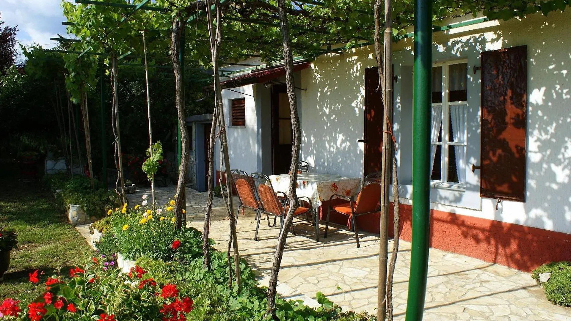 Freistehendes Haus Violeta Mit Weitlaeufigen Garten Rasa